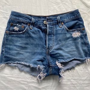 LEVIS SHORTS SIZE 25